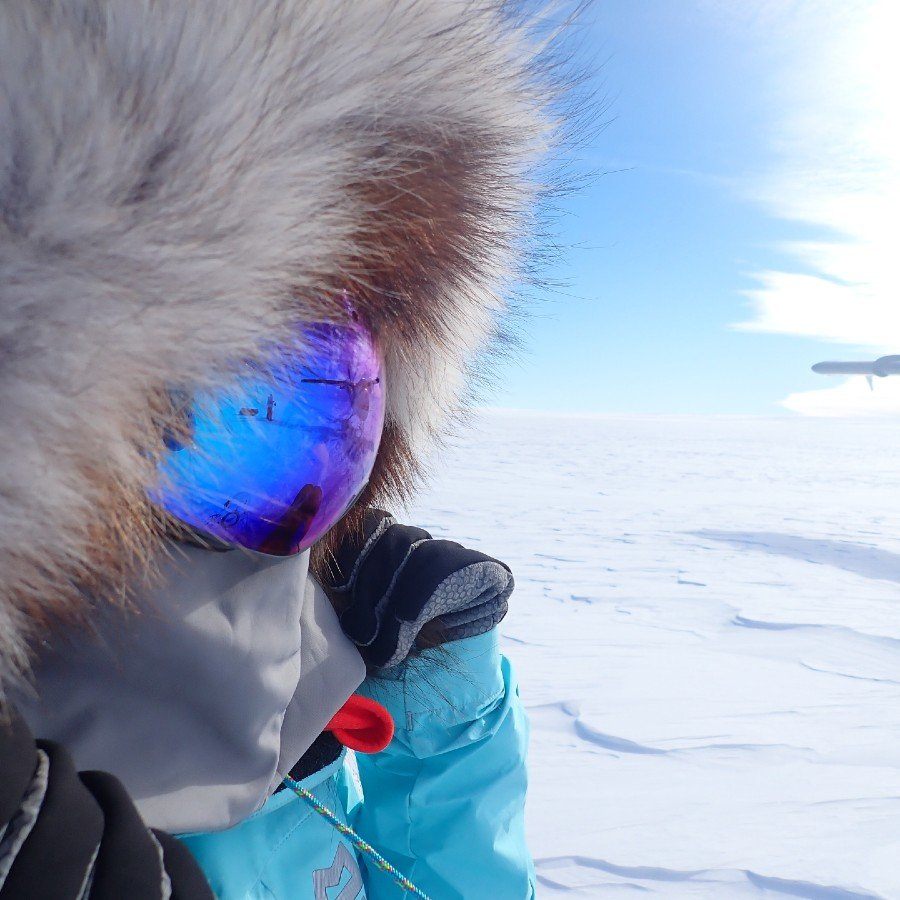 Mollie hughes is in Antarctica and the South Pole doing a solo treck