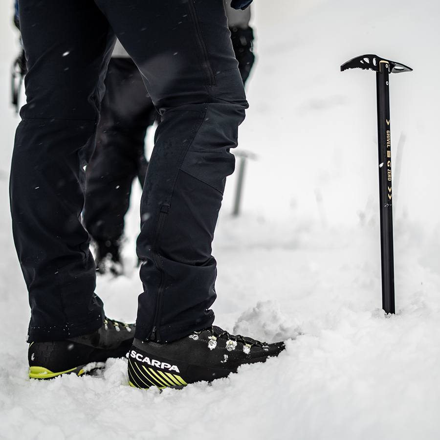 how to use an ice axe for winter mountaineering in scotland
